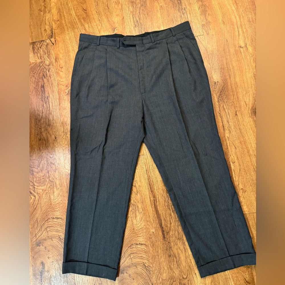 Stafford Men’s Pleated Cuffed 100% Wool Dark Grey Gray Dress Pants Size 42 x 28